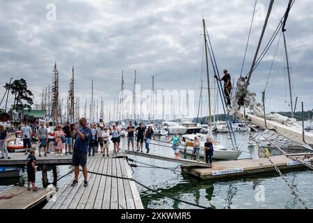 MARIEHAMN, Åland, FINNLAND - 24. JULI 2024: Die Studenten arbeiten gemeinsam an der Andockung des Großschiffs Helena. Tag 1 der dreitägigen Åland-Etappe des Tall Ships Race 2024 im Haupthafen, Mariehamn, Åland, Finnland. Foto: Rob Watkins/Alamy Live News. INFO: Das Tall Ships Race ist eine jährliche Segelveranstaltung mit historischen und modernen Großschiffen. Es fördert internationale Freundschaft und Jugendausbildung und zieht Teilnehmer und Zuschauer weltweit an, um maritimes Erbe und die Kunst des traditionellen Segelns zu feiern. Stockfoto