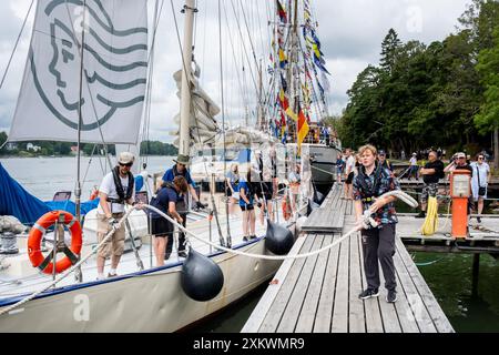 MARIEHAMN, Åland, FINNLAND - 24. JULI 2024: Die Studenten arbeiten gemeinsam an der Andockung des Großschiffs Helena. Tag 1 der dreitägigen Åland-Etappe des Tall Ships Race 2024 im Haupthafen, Mariehamn, Åland, Finnland. Foto: Rob Watkins/Alamy Live News. INFO: Das Tall Ships Race ist eine jährliche Segelveranstaltung mit historischen und modernen Großschiffen. Es fördert internationale Freundschaft und Jugendausbildung und zieht Teilnehmer und Zuschauer weltweit an, um maritimes Erbe und die Kunst des traditionellen Segelns zu feiern. Stockfoto