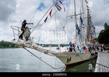 MARIEHAMN, Åland, FINNLAND - 24. JULI 2024: Die Studenten arbeiten gemeinsam an der Andockung des Großschiffs Helena. Tag 1 der dreitägigen Åland-Etappe des Tall Ships Race 2024 im Haupthafen, Mariehamn, Åland, Finnland. Foto: Rob Watkins/Alamy Live News. INFO: Das Tall Ships Race ist eine jährliche Segelveranstaltung mit historischen und modernen Großschiffen. Es fördert internationale Freundschaft und Jugendausbildung und zieht Teilnehmer und Zuschauer weltweit an, um maritimes Erbe und die Kunst des traditionellen Segelns zu feiern. Stockfoto