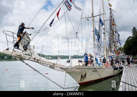 MARIEHAMN, Åland, FINNLAND - 24. JULI 2024: Die Studenten arbeiten gemeinsam an der Andockung des Großschiffs Helena. Tag 1 der dreitägigen Åland-Etappe des Tall Ships Race 2024 im Haupthafen, Mariehamn, Åland, Finnland. Foto: Rob Watkins/Alamy Live News. INFO: Das Tall Ships Race ist eine jährliche Segelveranstaltung mit historischen und modernen Großschiffen. Es fördert internationale Freundschaft und Jugendausbildung und zieht Teilnehmer und Zuschauer weltweit an, um maritimes Erbe und die Kunst des traditionellen Segelns zu feiern. Stockfoto