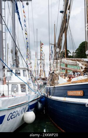 MARIEHAMN, Åland, FINNLAND - 24. JULI 2024: Große Schiffe jeder Klasse legen gemeinsam im Haupthafen fest und sind bereit, Besucher an Bord zu nehmen. Tag 1 der dreitägigen Åland-Etappe des Tall Ships Race 2024 im Haupthafen, Mariehamn, Åland, Finnland. Foto: Rob Watkins/Alamy Live News. INFO: Das Tall Ships Race ist eine jährliche Segelveranstaltung mit historischen und modernen Großschiffen. Es fördert internationale Freundschaft und Jugendausbildung und zieht Teilnehmer und Zuschauer weltweit an, um maritimes Erbe und die Kunst des traditionellen Segelns zu feiern. Stockfoto