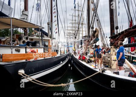 MARIEHAMN, Åland, FINNLAND – 24. JULI 2024: Junge Freiwillige arbeiten an Bord eines im Hafen verankerten Hochschiffs. Tag 1 der dreitägigen Åland-Etappe des Tall Ships Race 2024 im Haupthafen, Mariehamn, Åland, Finnland. Foto: Rob Watkins/Alamy Live News. INFO: Das Tall Ships Race ist eine jährliche Segelveranstaltung mit historischen und modernen Großschiffen. Es fördert internationale Freundschaft und Jugendausbildung und zieht Teilnehmer und Zuschauer weltweit an, um maritimes Erbe und die Kunst des traditionellen Segelns zu feiern. Stockfoto