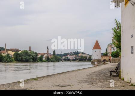 Passau, Deutschland - 21. Juli 2023: Panoramaaussicht Schaibling Tower und Promenade am Inn, Passau, Niederbayern, Deutschland Stockfoto