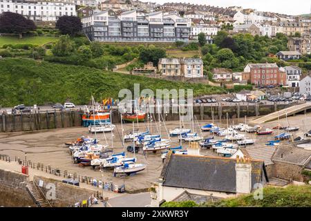 Hoch oben Blick über Ilfracombe Stadt und Hafen bei Ebbe Stockfoto