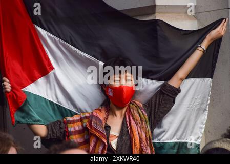 London, Großbritannien. Juli 2024. Pro-palästinensische Demonstranten versammeln sich vor dem Außenministerium, dem Commonwealth and Development Office in Westminster und fordern ein Waffenembargo gegen Israel, während der Krieg in Gaza andauert. Quelle: Vuk Valcic/Alamy Live News Stockfoto