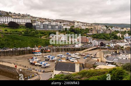 Hoch oben Blick über Ilfracombe Stadt und Hafen bei Ebbe Stockfoto