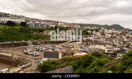 Hoch oben Blick über Ilfracombe Stadt und Hafen bei Ebbe Stockfoto