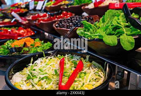 Verschiedene gehackte Gemüsesorten. All-Inclusive-Food-Konzept. Stockfoto