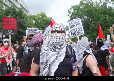 Washington, DC, USA. Juni 2024. Während der Rede des israelischen Premierministers Benjamin Netanjahu vor einer gemeinsamen Kongresssitzung marschiert ein Demonstrant vor dem Kapitol. Quelle: Philip Yabut/Alamy Live News Stockfoto