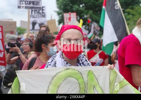 Washington, DC, USA. Juni 2024. Während der Rede des israelischen Premierministers Benjamin Netanjahu vor einer gemeinsamen Kongresssitzung marschiert ein maskierter Demonstrant mit anderen außerhalb des Kapitols. Quelle: Philip Yabut/Alamy Live News Stockfoto