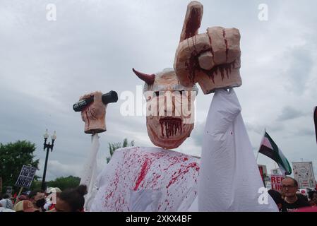 Washington, DC, USA. Juni 2024. Die Demonstranten tragen während seiner Rede vor einer gemeinsamen Kongresssitzung ein Bildnis des israelischen Premierministers Benjamin Netanjahu vor dem Kapitol. Quelle: Philip Yabut/Alamy Live News Stockfoto