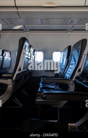 Leere Sitze in einem Flugzeug. Innerhalb des Flugzeugs. Stockfoto