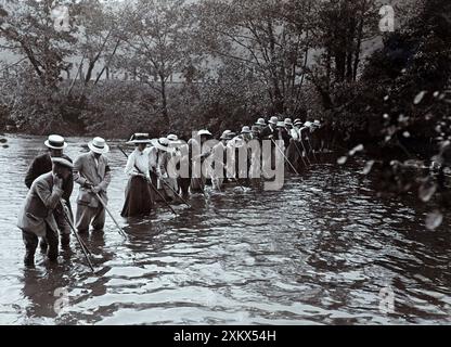 Otterjagd in der Nähe von Exeter - Devon - Anfang des 20. Jahrhunderts. Stockfoto