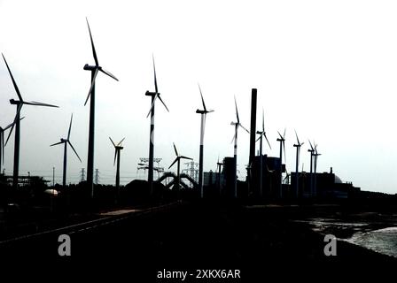 Windturbinen und Kohlekraftwerk auf der Stockfoto