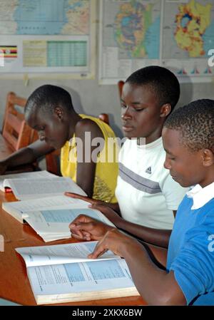 Kinder an der Equatorial College School - Bücher lesen Stockfoto