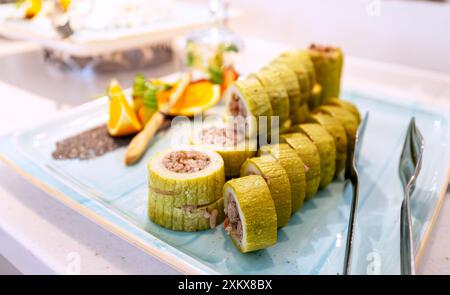 Gedünstete Zucchini gefüllt mit Fleisch und Reis. Stockfoto