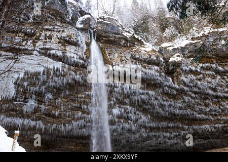 Ein wunderschöner Wasserfall Pericnik im Winter, Slowenien Stockfoto