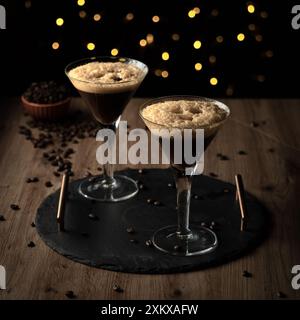 2 Espresso-Martini-Cocktails mit Bokeh-Hintergrund Stockfoto