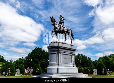 Boston, Massachusetts, USA – 18. Juni 2022: Reiterstatue von George Washington im Boston Public Garden. Bronzestatue (um 1864) auf Granitbasis. Stockfoto