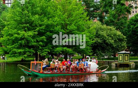 Boston, Massachusetts, USA - 28. Juni 2022: Schwanenboot voller Menschen, die über den Boston Public Garden Pond fahren. Stockfoto