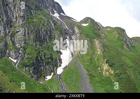 Sommerzeit in den Schweizer Alpen. Eine schöne und friedliche Naturlandschaft im Kanton Wallis nahe dem Nufenpass, Schweiz, Europa Stockfoto