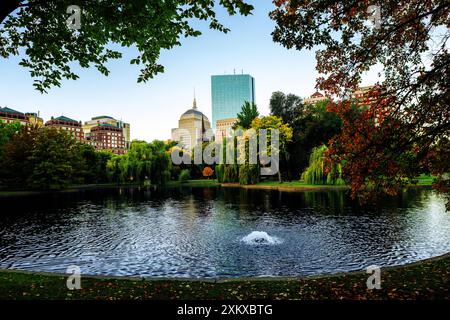 Boston, Massachusetts, USA - 15. Oktober 2022: Blick über den Boston Public Garden Pond bei Sonnenaufgang im Herbst. BackBay Nachbarschaft Gebäude in Stockfoto