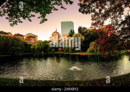 Boston, Massachusetts, USA - 15. Oktober 2022: Ein gedämpftes Bild von einem Blick über den Boston Public Garden Pond bei Sonnenaufgang im Herbst Stockfoto