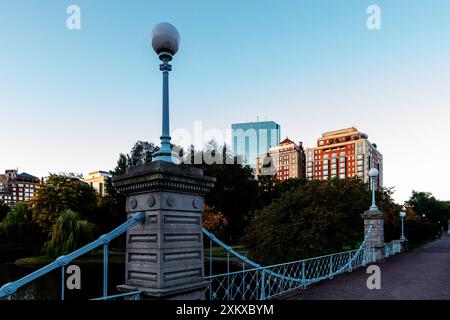 Boston, Massachusetts, USA - 15. Oktober 2022: Ein Blick von der Boston Public Garden Foot Bridge, die die Lagune überquert, während eines Sonnenaufgangs im Herbst. Stockfoto