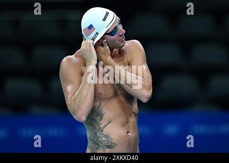 Paris, Frankreich. Juli 2024. Drew Kibler vom Team USA verstellt seine Kappe während des offenen Schwimmtrainings in der La Defense Arena in Paris, Frankreich am Dienstag, den 24. Juli 2024. Die Eröffnungszeremonie findet am 26. Juli statt, 100 Jahre nach dem letzten Austragungsort der Spiele in Paris. Foto: Richard Ellis/UPI Credit: UPI/Alamy Live News Stockfoto