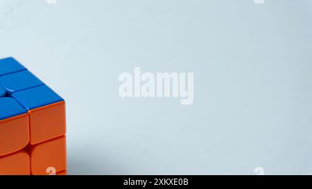 Buntes Lösen des 3x3-Würfels auf weißem Hintergrund abgeschlossen Stockfoto