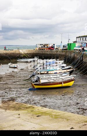 Kleine Fischerboote bei Ebbe im Bullock (oder Bulloch) Harbor auf der Irischen See in Dalkey, County Dublin, Irland. Stockfoto