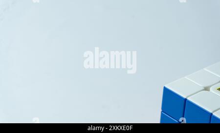 Buntes Lösen des 3x3-Würfels auf weißem Hintergrund abgeschlossen Stockfoto