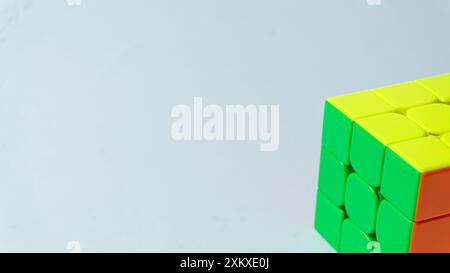 Buntes Lösen des 3x3-Würfels auf weißem Hintergrund abgeschlossen Stockfoto