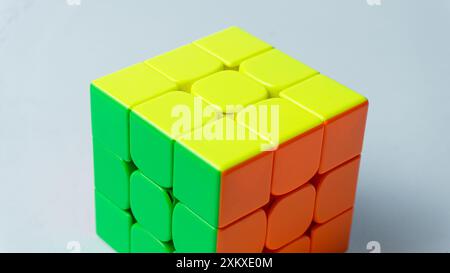 Buntes Lösen des 3x3-Würfels auf weißem Hintergrund abgeschlossen Stockfoto