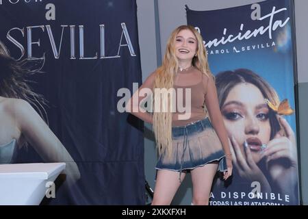 Mexiko-Stadt, Mexiko. Juli 2024. Die mexikanische Sängerin Karol Sevilla posiert am 24. Juli 2024 während einer Pressekonferenz für die Luminova Tour, um ihre Single Cenicienta im Belair Unique Mexico City Hotel in Mexiko City, Mexiko, zu promoten. (Foto: Yamak Perea/Eyepix Group/NurPhoto) Credit: NurPhoto SRL/Alamy Live News Stockfoto