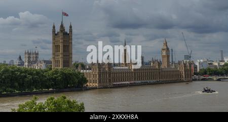 Blick von einem hohen Gebäude auf die Houses of Parliament und die Themse Stockfoto
