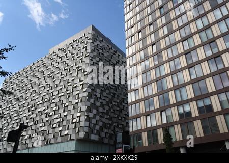 Der City Lofts Tower und der Charles Street 'Cheese Rater' Parkplatz im Stadtzentrum von Sheffield, England, UK Architektur Stockfoto