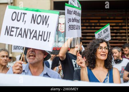 Madrid, Spanien. Juli 2024. Während einer Demonstration vor der US-Botschaft in Madrid halten die Demonstranten Plakate, um die Vereinigten Staaten zur Einhaltung des Mandats des Internationalen Strafgerichtshofs und zur Verhaftung wegen Kriegsverbrechen aufzufordern. Pro-palästinensische Gruppen riefen zu einer globalen Demonstration auf, um den Besuch des israelischen Premierministers Benjamin Netanjahu beim Kongress der Vereinigten Staaten von Amerika abzulehnen. Quelle: SOPA Images Limited/Alamy Live News Stockfoto