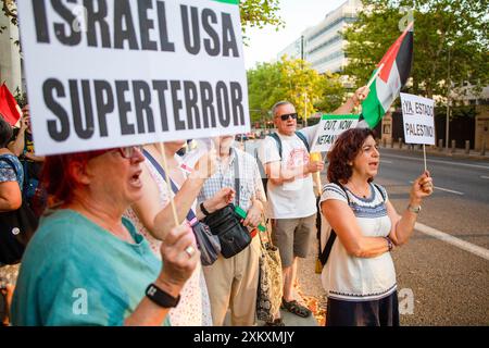 Madrid, Spanien. Juli 2024. Während einer Demonstration vor der US-Botschaft in Madrid halten die Demonstranten Plakate, um die Vereinigten Staaten zur Einhaltung des Mandats des Internationalen Strafgerichtshofs und zur Verhaftung wegen Kriegsverbrechen aufzufordern. Pro-palästinensische Gruppen riefen zu einer globalen Demonstration auf, um den Besuch des israelischen Premierministers Benjamin Netanjahu beim Kongress der Vereinigten Staaten von Amerika abzulehnen. Quelle: SOPA Images Limited/Alamy Live News Stockfoto