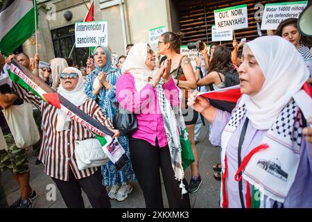 Madrid, Spanien. Juli 2024. Demonstranten rufen während einer Demonstration vor der US-Botschaft in Madrid Slogans, um die Vereinigten Staaten zur Einhaltung des Mandats des Internationalen Strafgerichtshofs und zur Verhaftung wegen Kriegsverbrechen zu verpflichten. Pro-palästinensische Gruppen riefen zu einer globalen Demonstration auf, um den Besuch des israelischen Premierministers Benjamin Netanjahu beim Kongress der Vereinigten Staaten von Amerika abzulehnen. Quelle: SOPA Images Limited/Alamy Live News Stockfoto