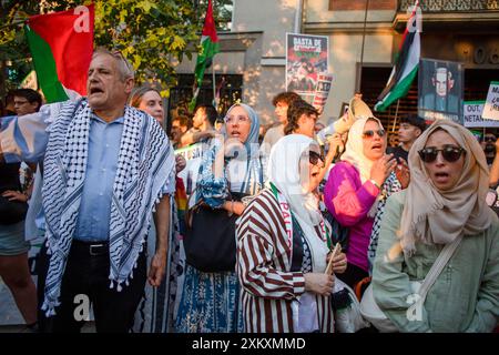 Madrid, Spanien. Juli 2024. Demonstranten rufen während einer Demonstration vor der US-Botschaft in Madrid Slogans, um von den Vereinigten Staaten die Einhaltung des Mandats des Internationalen Strafgerichtshofs und die Verhaftung wegen Kriegsverbrechen zu fordern. Pro-palästinensische Gruppen riefen zu einer globalen Demonstration auf, um den Besuch des israelischen Premierministers Benjamin Netanjahu beim Kongress der Vereinigten Staaten von Amerika abzulehnen. Quelle: SOPA Images Limited/Alamy Live News Stockfoto