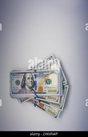 Amerikanischen 100-Dollar-Banknote Bündel auf weißem Hintergrund platziert Stockfoto