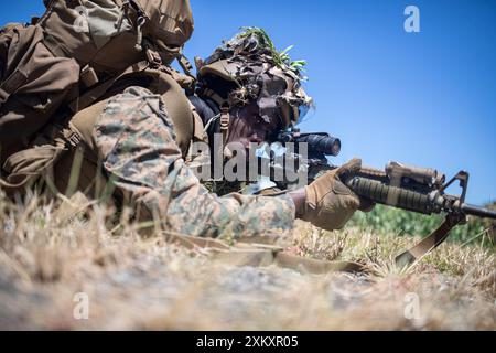 US-Marines der 15. Marine Expeditionary Unit, des Bataillons Landing Team 1/5, der Cherokee Company 1st Platoon und des 3rd Littoral Combat Teams, der Chaos Company nehmen an einer Landangriffsübung auf der Bellows Air Force Station während der Übung Rim of the Pacific (RIMPAC) am 24. Juli Teil. 29 Nationen, 40 Überlandschiffe, drei U-Boote, 14 nationale Landstreitkräfte, mehr als 150 Flugzeuge und 25.000 Mitarbeiter nehmen an der Rim of the Pacific Exercise (RIMPAC) auf und um die hawaiianischen Inseln vom 27. Juni bis 1. August Teil. RIMPAC ist die weltweit größte internationale Übung im Seeverkehr und bietet eine einzigartige Ausbildung Stockfoto