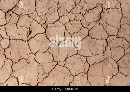 Trockener gerissener Ton Hintergrund. Globale Erwärmung, Konzept des Klimawandels. Stockfoto