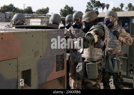 Mitglieder der 349th Civil Engineering Squadron nutzen eine Lastbank, um die Leistungsfähigkeit eines Stromerzeugers während der Operation Bivouac im March Air Reserve, Kalifornien, zu testen, 24. Juli 2024. Im Gegensatz zu den meisten Trainingsereignissen bot Operation Bivouac den Luftfahrern eine nicht-permissive Umgebung, die sie bei der Entsendung ins Feld treffen konnten. (US Air Force Foto von Tech. Sgt. Ryan Green) Stockfoto