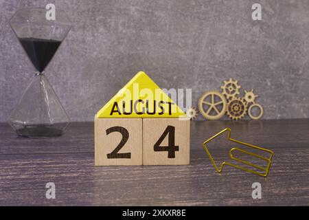August 24 Kalenderdatum Text auf Holzblöcken mit verschwommenem Hintergrund Park. Kalenderkonzept Stockfoto