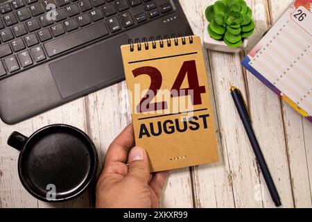 August 24 Kalenderdatum Text auf Holzblöcken mit verschwommenem Hintergrund Park. Kalenderkonzept Stockfoto