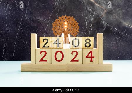 August 24 Kalenderdatum Text auf Holzblöcken mit verschwommenem Hintergrund Park. Kalenderkonzept Stockfoto