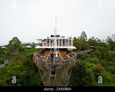 Touristen posieren auf Deck des großen Holzschiffes-Restaurants im Lembang Forest Stockfoto