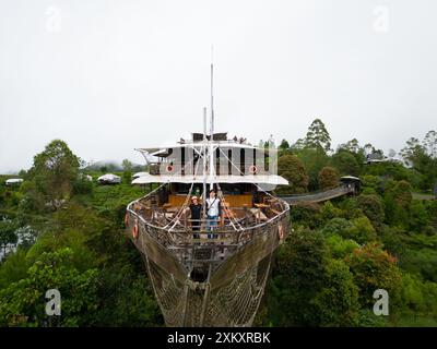 Touristen posieren auf Deck des großen Holzschiffes-Restaurants im Lembang Forest Stockfoto